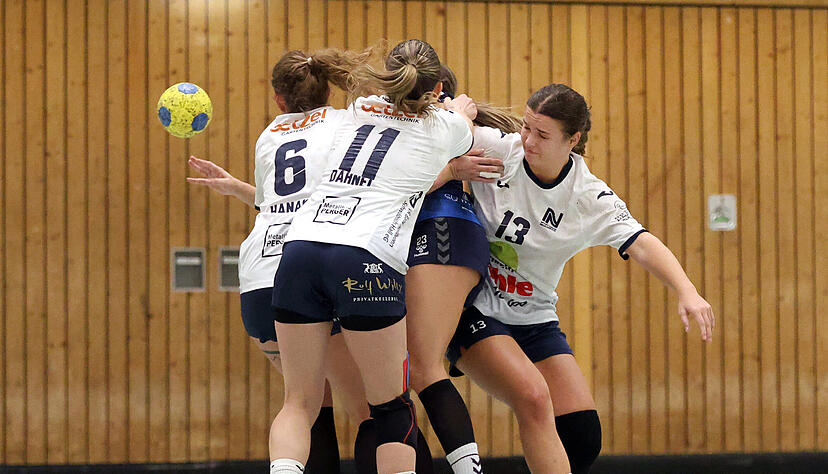 Katja Kerner (verdeckt) nahm es auch gegen drei Neckarsulmerinnen auf (v.l. Trixi Hanak, Stephanie Dähnel und Lina Schrembs). Doch auch ihre sieben Treffer reichten am Ende nicht für den Derbysieg.