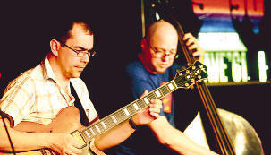 Ein Meister der jazzigen Kammermusik: Gitarrist Christian Eckert mit Jens Loh am Kontrabass im Heilbronner Jazzclub Cave 61. (Foto: Ralf Seidel)