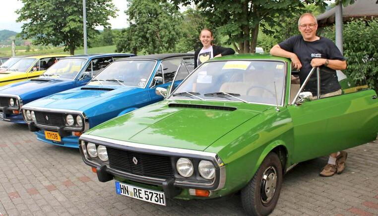 Thomas Ritzenfeldt aus Erlenbach und seine Tochter Laura haben das Jahrestreffen des deutschen Renault-R15/R17-Clubs in H&ouml;&szlig;lins&uuml;lz organisiert.
Foto: Gustav D&ouml;ttling