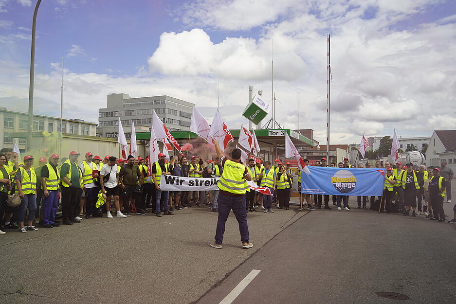 Knorr-Mitarbeiter haben sich am Montag zum Warnstreik versammelt. Knorr-Mitarbeiter haben sich am Montag zum Warnstreik versammelt.