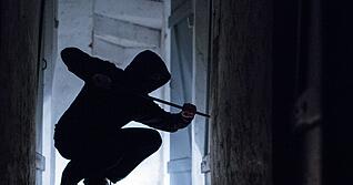 Zu einem Einbruch in Erlenbach-Binswangen sucht die Polizei Zeugen.