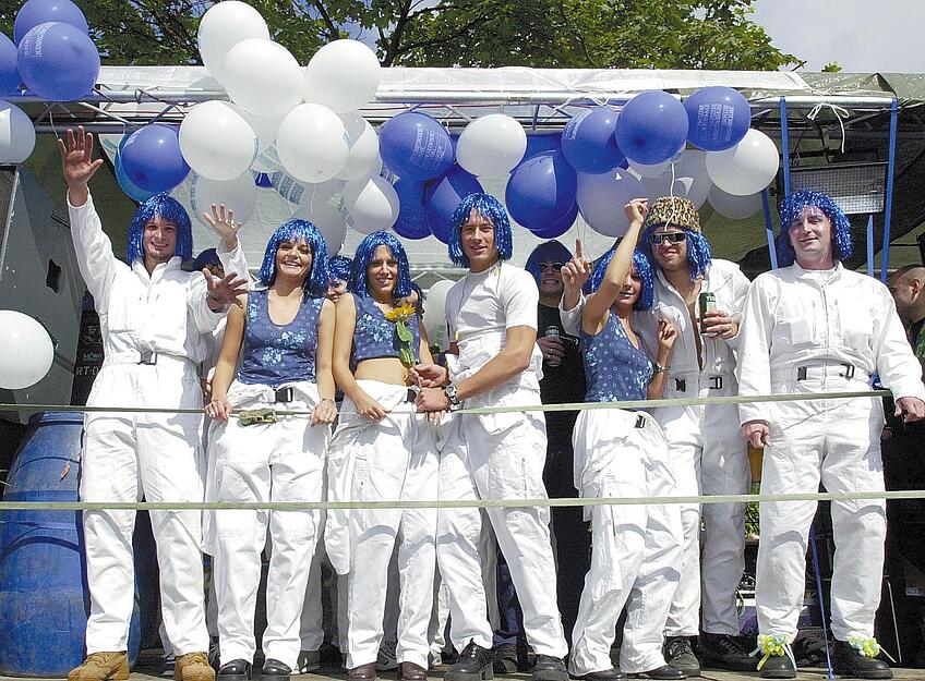 Blau-weiß zeigen sich die Stimme-Mitarbeiter auf ihrem Wagen.