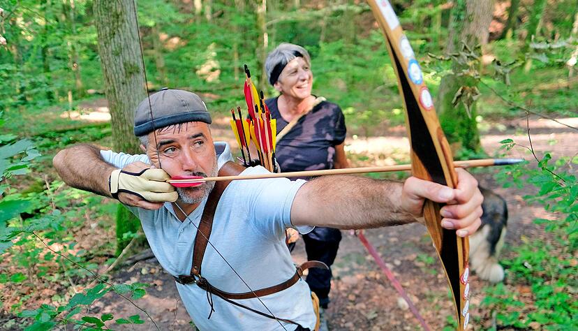 Matthias Rügler legt an und zielt im Parcours unterhalb von Maienfels auf die Tierattrappen. Der Walklensweilerner vom Schützenclub Oberheimbach ist württembergischer Meister im 3D-Bogensport.
Fotos: Dennis Mugler Matthias Rügler legt an und zielt im Parcours unterhalb von Maienfels auf die Tierattrappen. Der Walklensweilerner vom Schützenclub Oberheimbach ist württembergischer Meister im 3D-Bogensport.
Fotos: Dennis Mugler