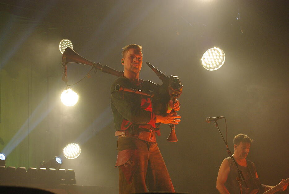 In-Extremo-Dudelsackspieler Marco Zorzytzky alias "Flex der Biegsame" beim Konzert in Stuttgart.