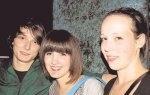 Philipp Kehder, Anja Oberm&uuml;ller und Ina Sayer (von links) pausieren bei der Clubnite im Veranda 8.