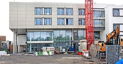 Am neuen SLK-Haupteingang im Gebäudekomplex F wird kräftig gebaut. Die Fertigstellung der Bereiche D/F und P verzögert sich bis ins Jahr 2024.
Fotos: Archiv/Seidel