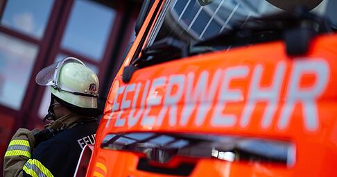 Ein Kellerbrand ist in einem Gebäude in Ilsfeld ausgebrochen. Die Ortsdurchfahrt ist voll gesperrt. Ein Kellerbrand ist in einem Gebäude in Ilsfeld ausgebrochen. Die Ortsdurchfahrt ist voll gesperrt.