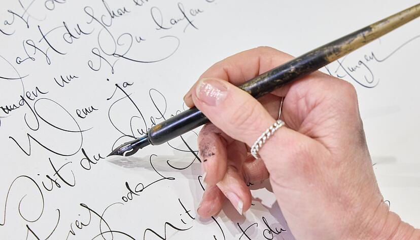 Schön schreiben, kann jeder, findet Jeannine Platz und ermuntert: Weniger tippen, mehr schreiben! Schön schreiben, kann jeder, findet Jeannine Platz und ermuntert: Weniger tippen, mehr schreiben!