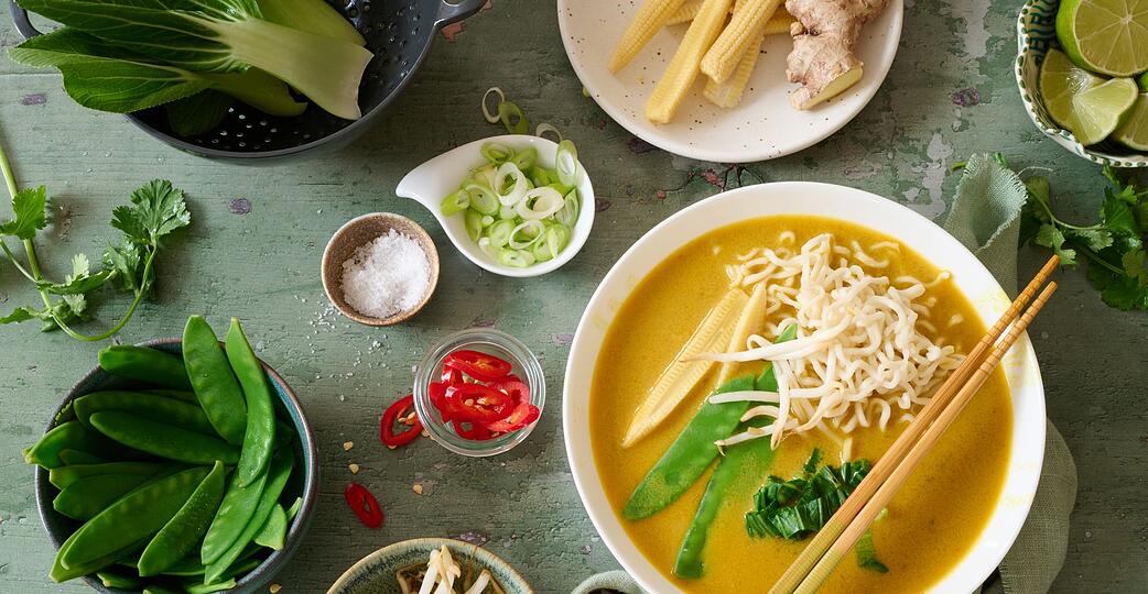 Leuchtendes Gelb und knackiges Gr&uuml;n tritt auf Kokosmilch und Babymais: Diese thail&auml;ndische Gem&uuml;sesuppe bringt einen Hauch Fernost in die Suppensch&uuml;ssel.