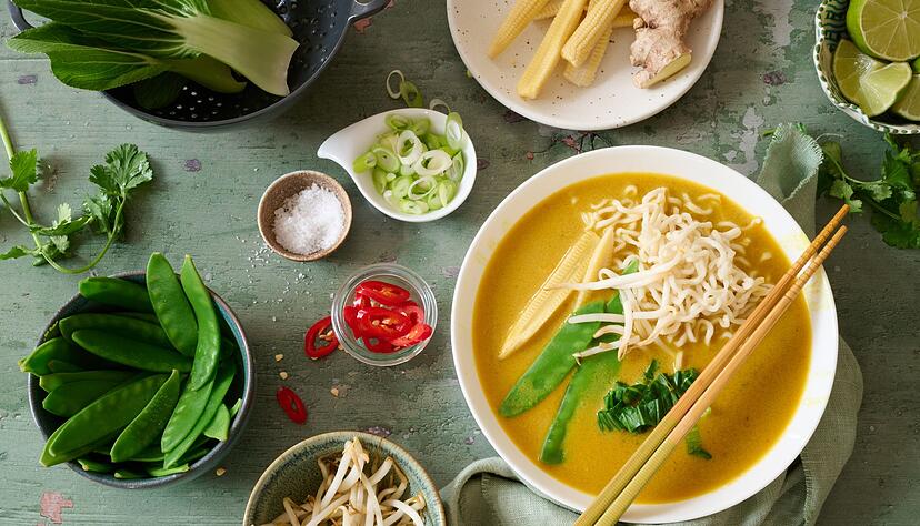 Leuchtendes Gelb und knackiges Gr&uuml;n tritt auf Kokosmilch und Babymais: Diese thail&auml;ndische Gem&uuml;sesuppe bringt einen Hauch Fernost in die Suppensch&uuml;ssel.