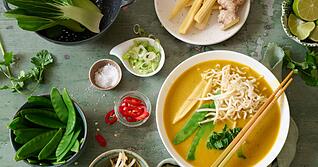 Leuchtendes Gelb und knackiges Gr&uuml;n tritt auf Kokosmilch und Babymais: Diese thail&auml;ndische Gem&uuml;sesuppe bringt einen Hauch Fernost in die Suppensch&uuml;ssel.