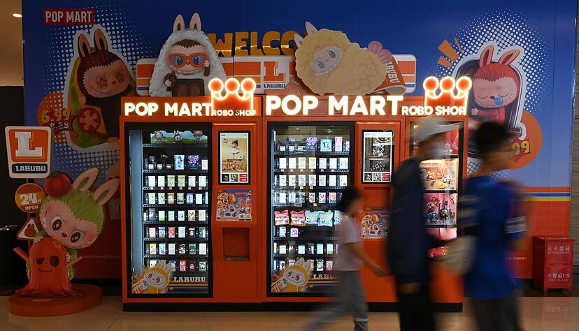 Pop Mart verkauft Labubus und andere Spielzeuge in China auch aus Automaten. Pop Mart verkauft Labubus und andere Spielzeuge in China auch aus Automaten.