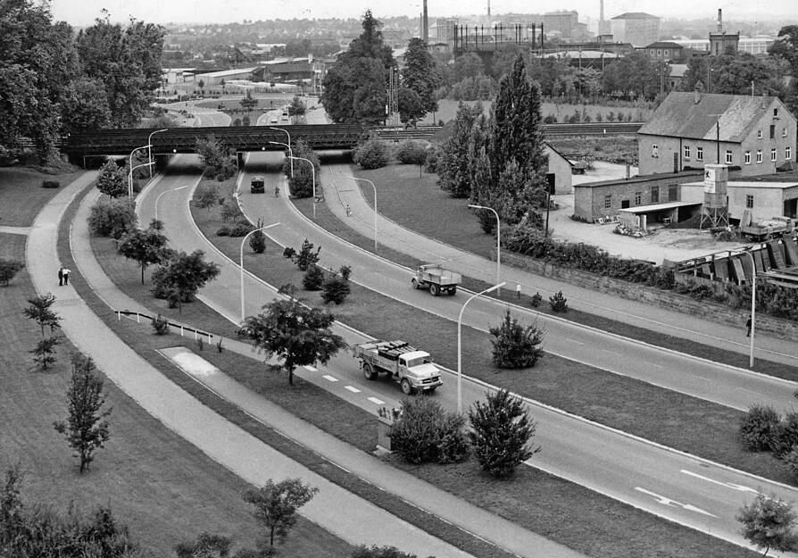 Autoverkehr auf der Mannheimer Straße 1961. Im Hintergrund ist das Heilbronner Industriegebiet sichtbar.