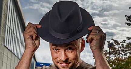 Max Mutzke in der Kulisse der RTL-Fernsehserie «Unter Uns». Max Mutzke in der Kulisse der RTL-Fernsehserie «Unter Uns».