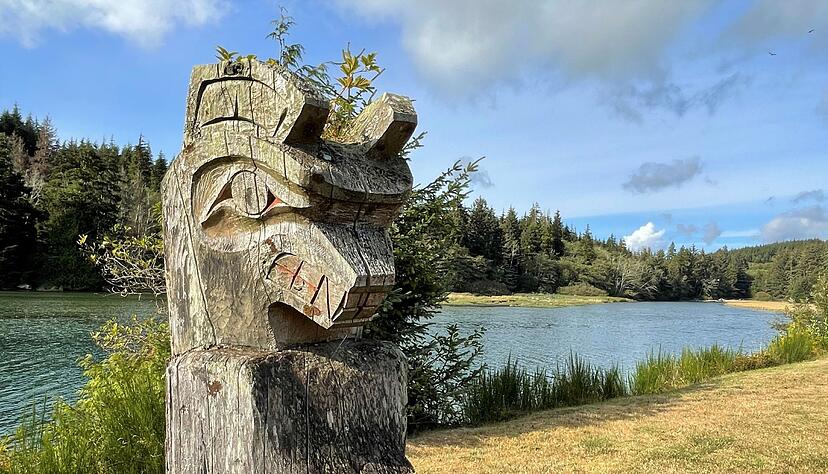 Auf Vancouver Island finden sich vielerorts Spuren indigener Kultur: so wie dieses Totem in Bamfield. Auf Vancouver Island finden sich vielerorts Spuren indigener Kultur: so wie dieses Totem in Bamfield.