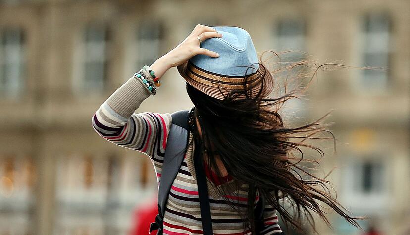 Es gibt Tage (oder das ganze erwachsene Leben), da ist man einfach durch den Wind - keine Sorge, das ist so sympathisch, das Mode-Experten diesen Look nun zum Trend erkl&auml;ren. (Symbolbild)