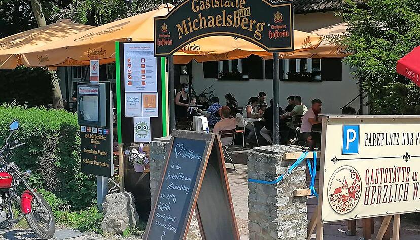 Wer in der Gaststätte am Michaelsberg neben dem Freizeitpark Tripsdrill essen möchte, wird am Eingang aufgehalten. Gäste müssen ihre Daten hinterlassen.
Foto: privat
