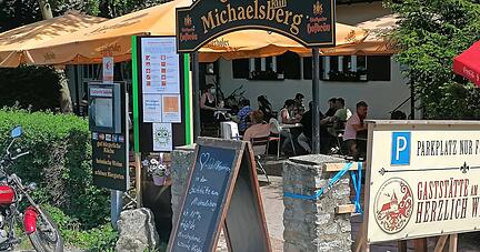 Wer in der Gastst&auml;tte am Michaelsberg neben dem Freizeitpark Tripsdrill essen m&ouml;chte, wird am Eingang aufgehalten. G&auml;ste m&uuml;ssen ihre Daten hinterlassen.
Foto: privat
