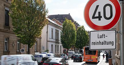 Dauermodell oder nur eine Zwischenlösung? Die Tempo-40-Regelung auf großen Straßen in der Heilbronner Innenstadt bleibt erst einmal bestehen. 
Foto: Mario Berger