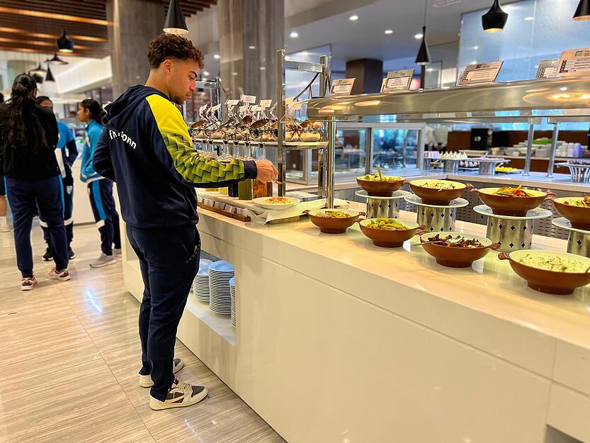 Darian Gurley, Mittelfeldspieler des VfR Heilbronn, holt sich im Türkei-Trainingslager Mittagessen am Büfett. Darian Gurley, Mittelfeldspieler des VfR Heilbronn, holt sich im Türkei-Trainingslager Mittagessen am Büfett.