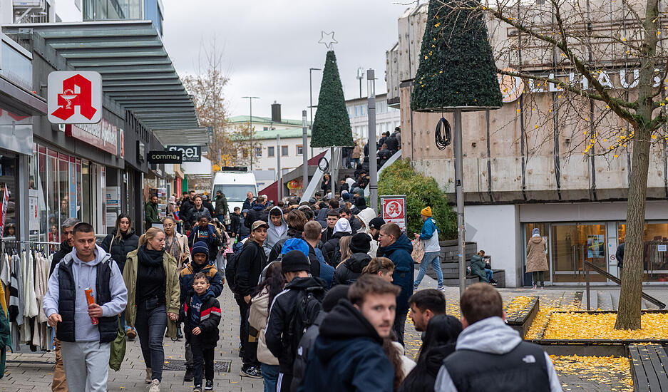 Neueröffnung in Heilbronn: Der Kebap-Laden „Original Berliner Döner“ zieht zahlreiche Besucher an. Neueröffnung in Heilbronn: Der Kebap-Laden „Original Berliner Döner“ zieht zahlreiche Besucher an.