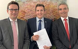 Stefan Neumann (Mitte) und Christian Neudeck (r.) unterzeichneten den Kaufvertrag im Beisein von Notar Josef Hölzlein (l.).