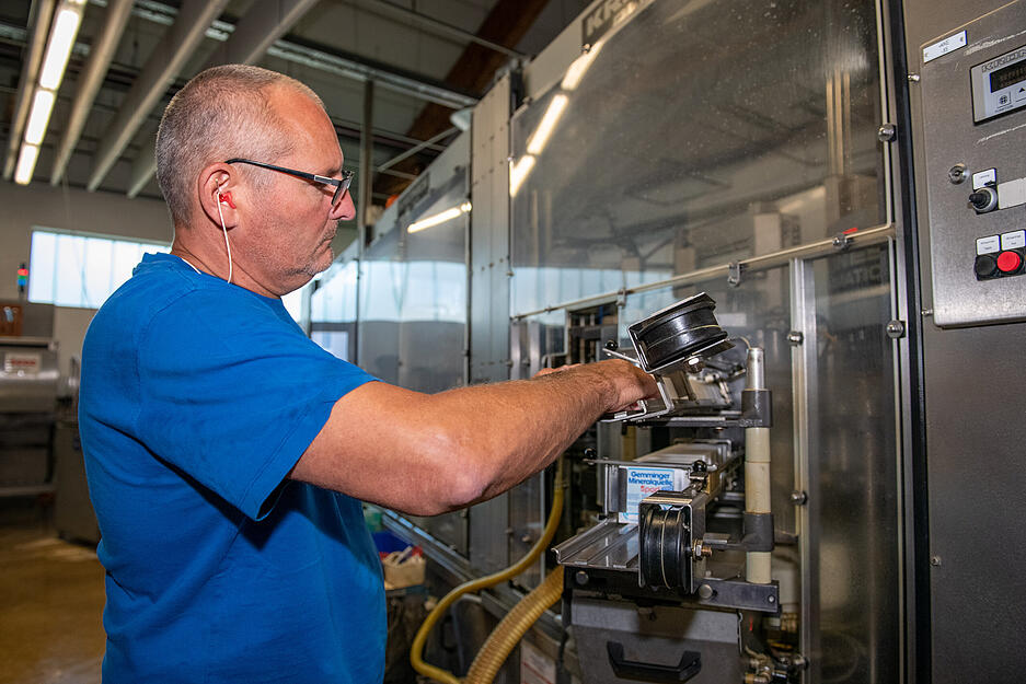 Im Produktionsraum ist es sehr laut, deshalb muss Produktionsleiter Stefan Götz Gehörschutz tragen.