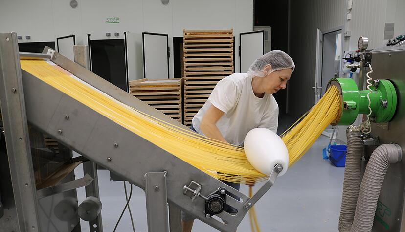 In der Produktion wird der Nudelteig durch eine Matrize gepresst. Die Spaghetti bekommen so ihre charakteristische Form und müssen anschließend nur noch geschnitten werden, bevor es in die Trockenmaschine geht.