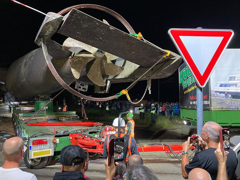 Auch mitten in der Nacht zog der U17-Transport zahlreiche Beobachter an.