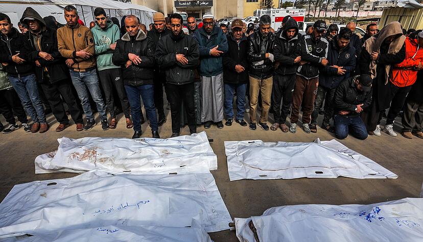 Menschen verrichten das Totengebet f&uuml;r ihre Angeh&ouml;rigen, die bei einem n&auml;chtlichen Bombardement Israels im Gazastreifen get&ouml;tet wurden.