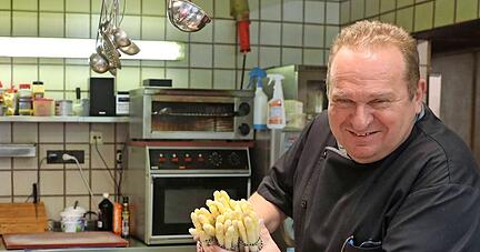 Alex Fritz in der Küche seines Restaurants Sonne in Talheim. Er freut sich über die wiedergewonnene Normalität in der Gastronomie. Doch höhere Energie- und Lebensmittelpreise machen ihm und seinen Berufskollegen zu schaffen.
Foto: Andreas Veigel Alex Fritz in der Küche seines Restaurants Sonne in Talheim. Er freut sich über die wiedergewonnene Normalität in der Gastronomie. Doch höhere Energie- und Lebensmittelpreise machen ihm und seinen Berufskollegen zu schaffen.
Foto: Andreas Veigel