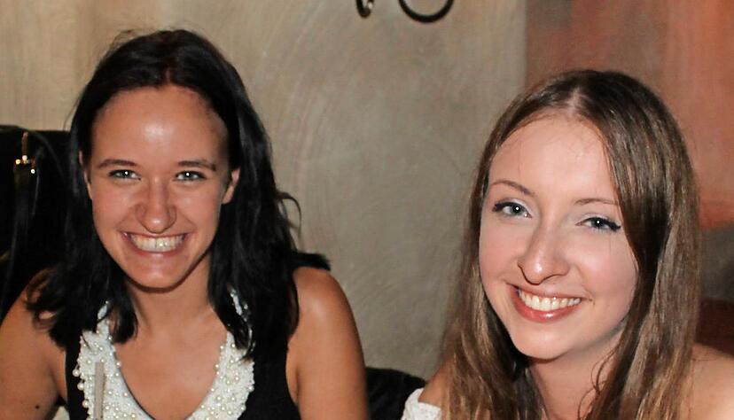 Nicole Krysiak (links) und Laura Mack feiern den Geburtstag einer Freundin.