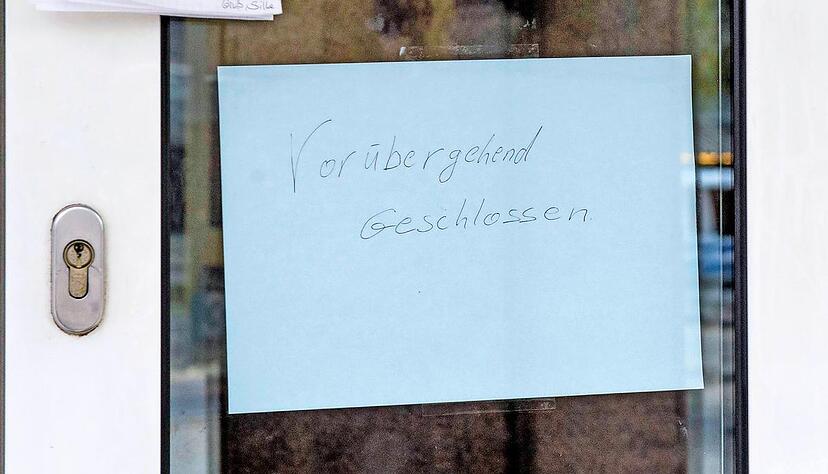 An der T&uuml;r des Barf&uuml;&szlig;er hei&szlig;t es weiterhin "Vor&uuml;bergehend geschlossen". Ob und wann in der Kneipe an der Allee wieder ausgeschenkt wird, ist unklar. Foto: Mario Berger
