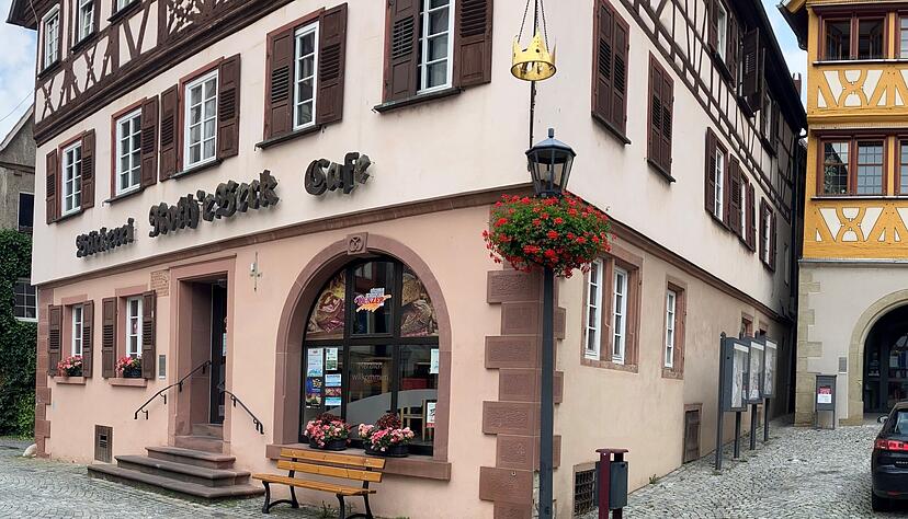 Die Krone in Neudenau am Marktplatz beherbergt den Bäcker. Direkt nebenan grenzt das Rathaus an. Die Krone in Neudenau am Marktplatz beherbergt den Bäcker. Direkt nebenan grenzt das Rathaus an.