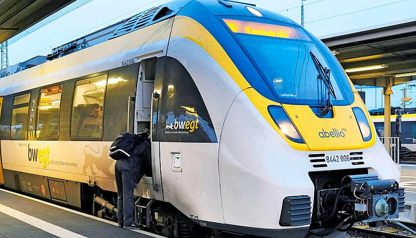 Abellio-Zug am Heilbronner Hauptbahnhof. Hier müssen Fahrgäste zwischen Stuttgart und Mannheim umsteigen. Das wird wohl auch so bleiben.
Foto: Archiv/Mugler Abellio-Zug am Heilbronner Hauptbahnhof. Hier müssen Fahrgäste zwischen Stuttgart und Mannheim umsteigen. Das wird wohl auch so bleiben.
Foto: Archiv/Mugler