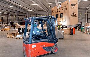 Gabelstapler und Hubwagen sind im Einsatz, um Stückgut in Lastwagen zu laden. 70 Fahrzeuge stehen jeden Morgen bereit und fahren die Waren zum Kunden. Gabelstapler und Hubwagen sind im Einsatz, um Stückgut in Lastwagen zu laden. 70 Fahrzeuge stehen jeden Morgen bereit und fahren die Waren zum Kunden.