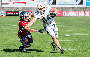 B&ouml;hringer (in wei&szlig;) im Europacupspiel gegen die Calanda Broncos aus der Schweiz. Foto: Manfred L&ouml;ffler
