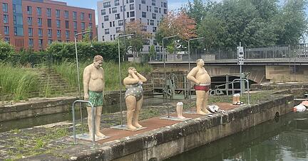 Bereits im April 2020 hatten bis heute unbekannte Täter eine Figur im Neckar versenkt.  Jetzt wurde das Kunstwerk "Die Duscher" erneut beschädigt.