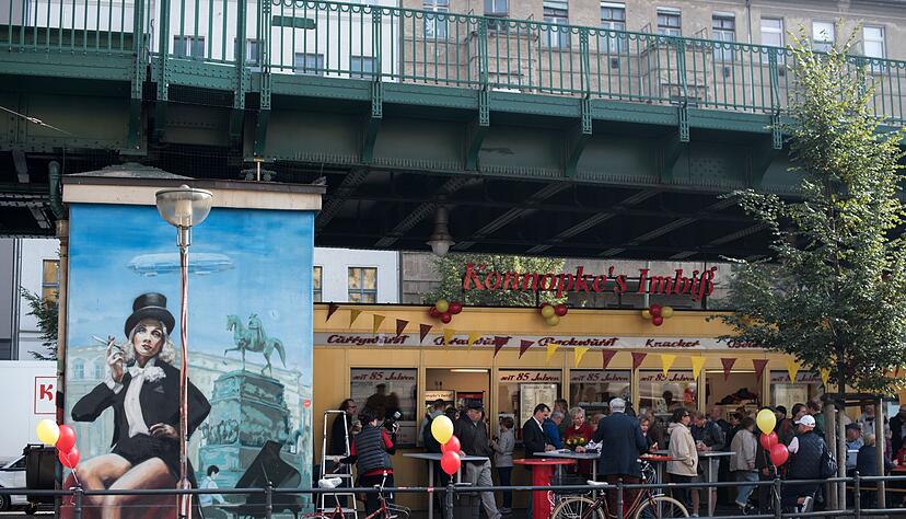 Ohne Darm, weich, hell und eher mild im Geschmack: Das ist die Basis f&uuml;r eine original Berliner Currywurst.