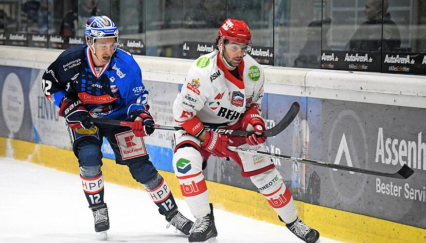 Bei Justin Kirsch (links) l&auml;uft es wieder besser: Der Falken-St&uuml;rmer trifft derzeit regelm&auml;&szlig;ig, erzielt wie gegen Ravensburg zuletzt auch wichtige Tore.