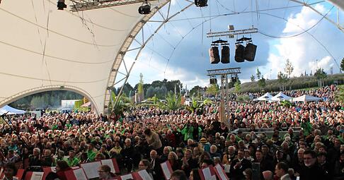 Nach ersten Sch&auml;tzungen waren am letzten Tag nochmals 17 000 Menschen gekommen. Weit &uuml;ber 6000 verfolgten die Fahnen&uuml;bergabe.Fotos: Tscherwitschke.