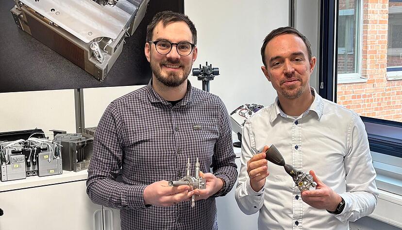 Die beiden Gesch&auml;ftsf&uuml;hrer Lukas Werling (rechts) und Felix Lauck in den R&auml;umen des Start-ups in Ludwigsburg. Das Unternehmen, eine Ausgr&uuml;ndung des DLR in Lampoldshausen, entwickelt Antriebssysteme f&uuml;r Satelliten.