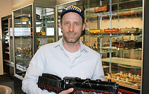 Neu-Unternehmer in Sachen gebrauchte Spielwaren: Der Biberacher Stephan Häusele in seiner Firma. Auf dem Arm hält er eine Märklin-Dampflok der Spur 1 von 1936/1937. Nach 15 Jahren Fliesenlegen hat er beruflich einen kompletten Neustart gewagt.