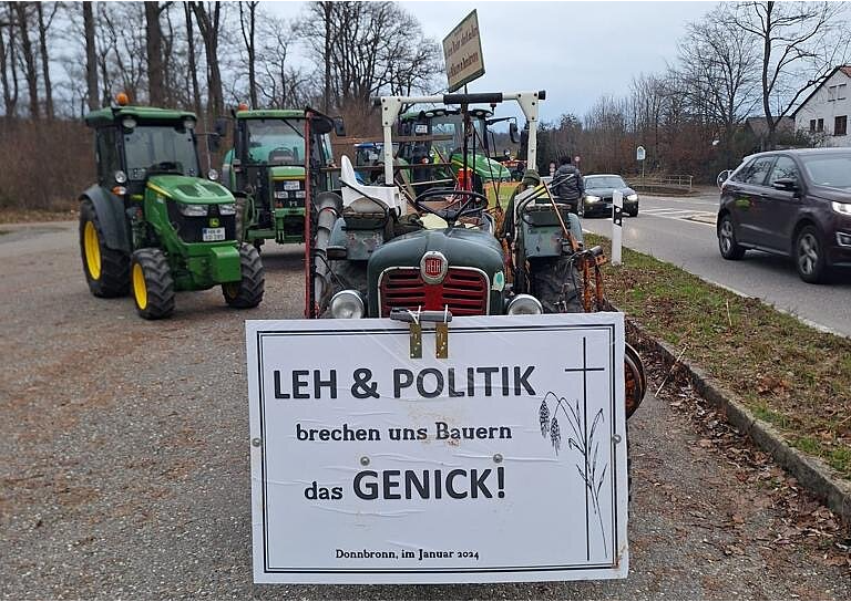 Bauernprotest in Untergruppenbach-Donnbronn: "LEH und Politik brechen uns Bauern das Genick!" steht auf einem Plakat, das ein Landwirt an seinem Traktor angebracht hat. Bauernprotest in Untergruppenbach-Donnbronn: "LEH und Politik brechen uns Bauern das Genick!" steht auf einem Plakat, das ein Landwirt an seinem Traktor angebracht hat.
