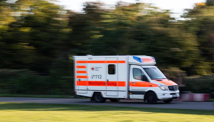 Ein Krankenwagen rückt nach einem Unfall aus. (Symbolbild) Ein Krankenwagen rückt nach einem Unfall aus. (Symbolbild)