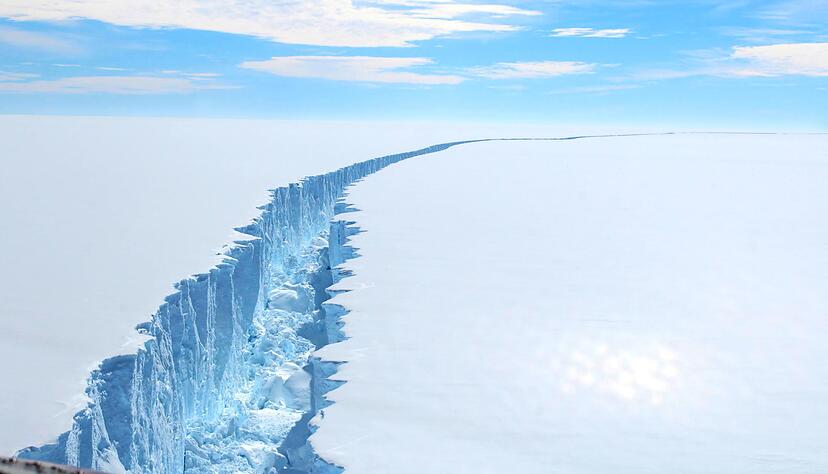 Im Juli 2017 löste sich der gigantische Eisberg vom Schelfeis der Antarktis. Foto: NASA/John Sonntag