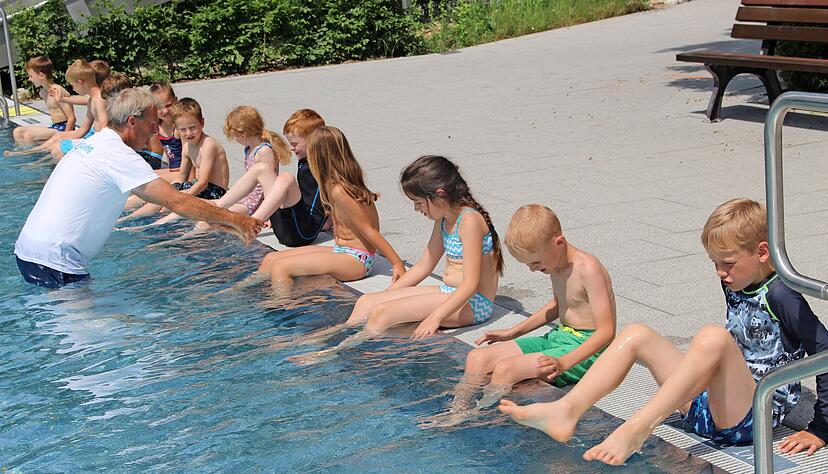 Am Beckenrand &uuml;bt Schwimmmeister G&uuml;nter Schweikert in der ersten &Uuml;bungsstunde seines Kurses in Obersulm mit den Kindern die Beinbewegungen beim Brustschwimmen.
Foto: Gustav D&ouml;ttling