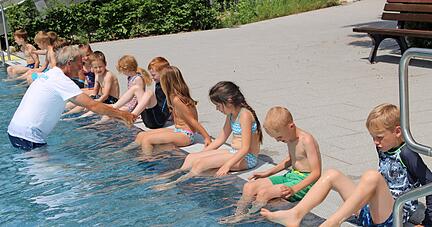 Am Beckenrand &uuml;bt Schwimmmeister G&uuml;nter Schweikert in der ersten &Uuml;bungsstunde seines Kurses in Obersulm mit den Kindern die Beinbewegungen beim Brustschwimmen.
Foto: Gustav D&ouml;ttling