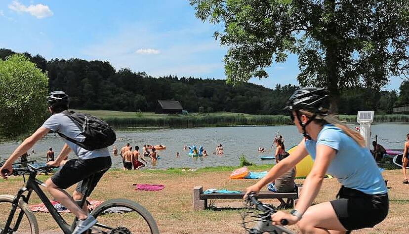 Der Neumühlsee ist ein beliebter Ort für Ausflüge an heißen Wochenenden − dann sogar mit Bademeister.
Foto: Archiv/Greiner Der Neumühlsee ist ein beliebter Ort für Ausflüge an heißen Wochenenden − dann sogar mit Bademeister.
Foto: Archiv/Greiner