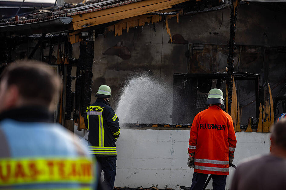 Einsatzkräfte der Feuerwehr bekämpfen einen Großbrand in einem Hühnerzuchtbetrieb in Niederstetten.